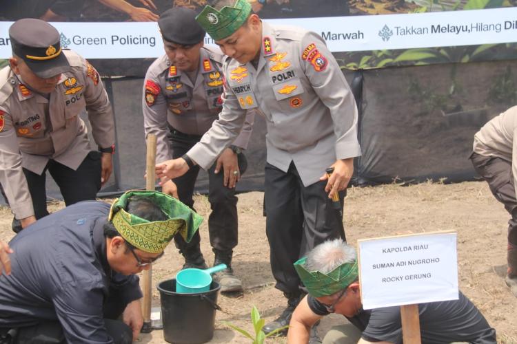 Kapolda Riau Pimpin Penanaman Pohon dan Serahkan Bantuan untuk Nelayan di Rupat Utara